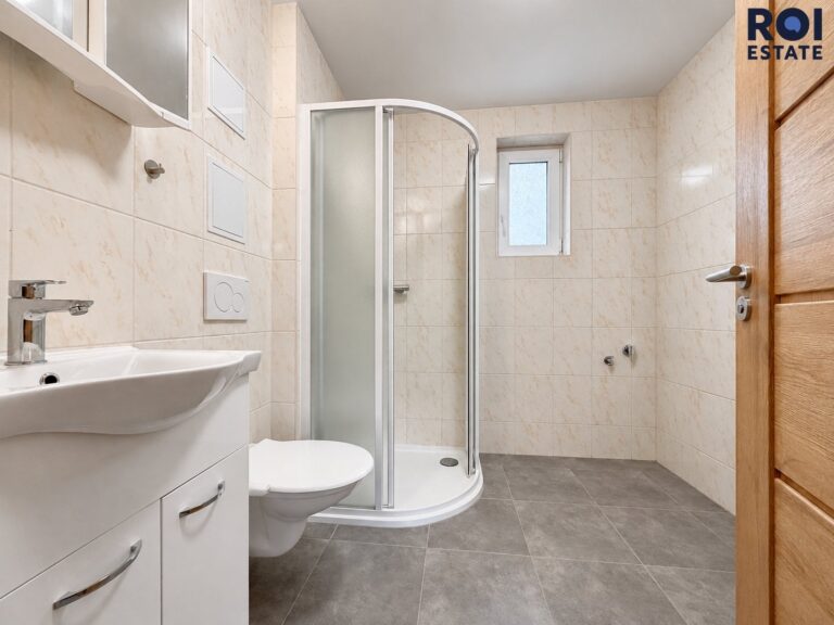 Pronájem bytu 2+1 s balkonem v novostavbě 54 m², parkovací stání, klimatizace, zahrádka, sklep – Nová Ves