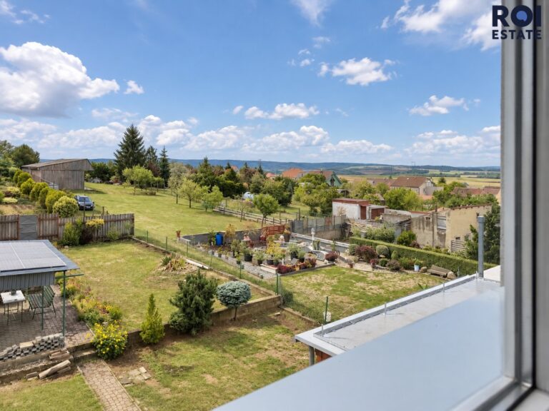 Pronájem bytu 2+1 s balkonem v novostavbě 54 m², parkovací stání, klimatizace, zahrádka, sklep – Nová Ves