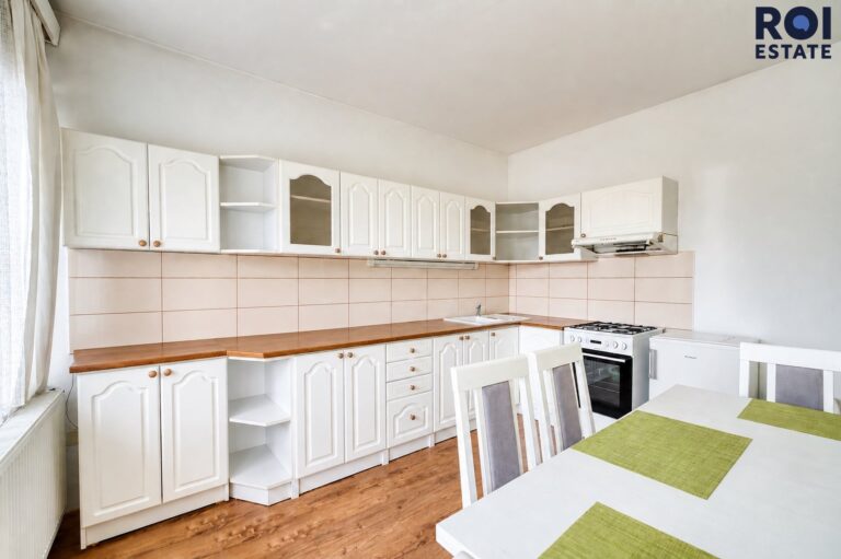 Prodej rodinného domu se zahradou a samostatným bytem 194 m², zahradou parkováním, Omice, celková plocha 1 083 m2