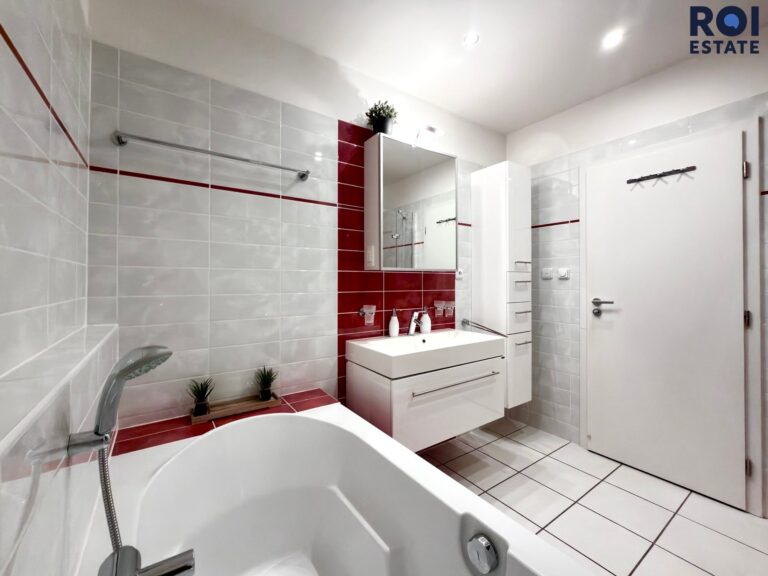 Pronájem vybaveného bytu 3+kk 85 m², Brno – Staré Brno s krásnou lodžií 11 m2, skladem 2,4m2 a parkováním  12m2