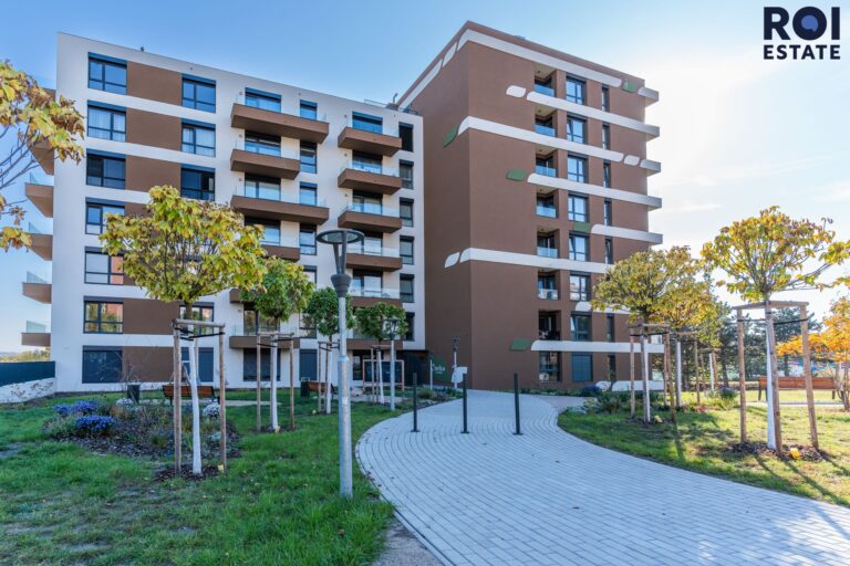 Pronájem nového, kompletně vybaveného bytu 1+kk, 35 m² s lodžií a parkingem – Praha, Černý Most