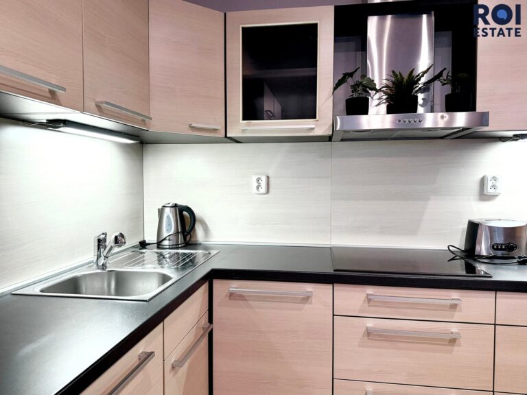 Pronájem vybaveného bytu 3+kk 85 m², Brno – Staré Brno s krásnou lodžií 11 m2, skladem 2,4m2 a parkováním  12m2