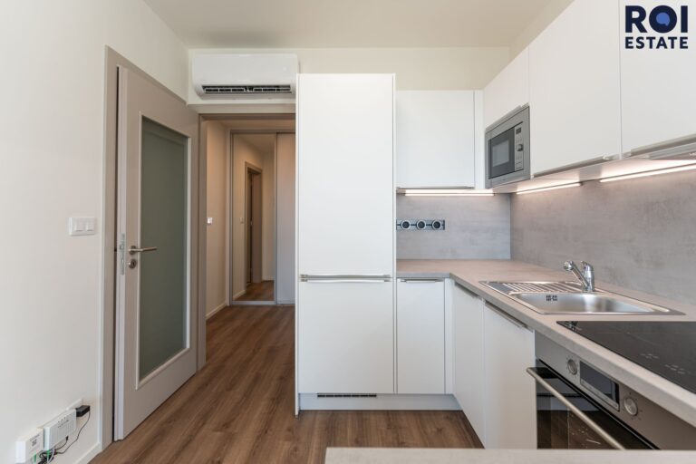 Pronájem nového, kompletně vybaveného bytu 1+kk, 35 m² s lodžií a parkingem – Praha, Černý Most