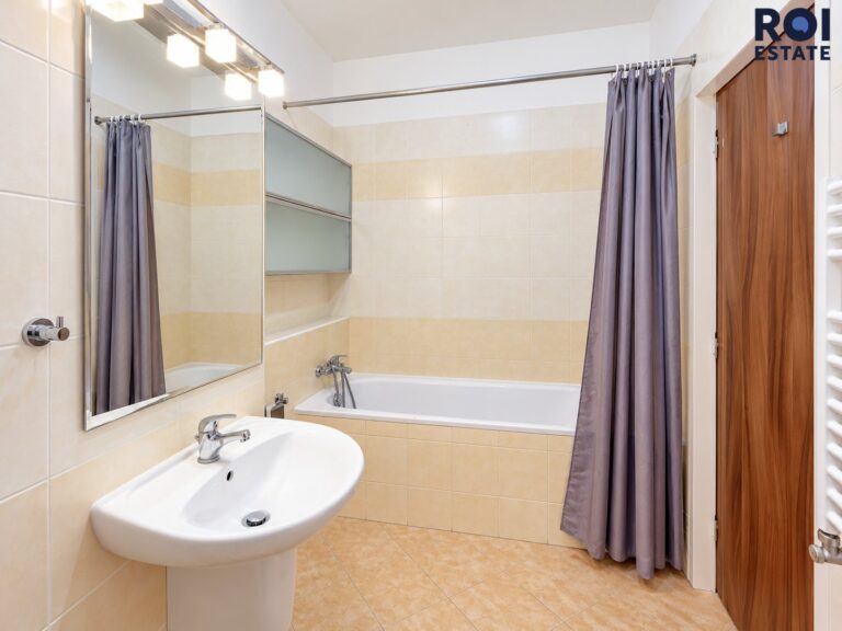 Stylové 2+kk s balkonem a garážovým stáním – Praha, Zakšínská