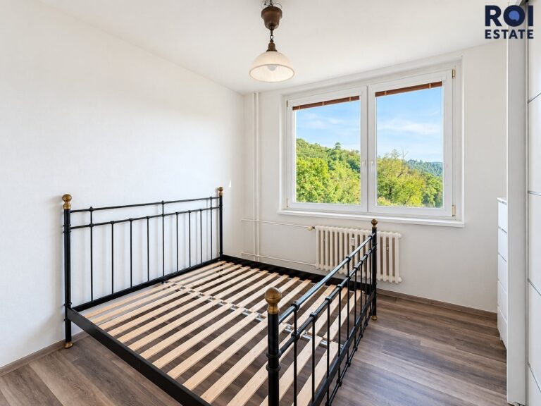 Prosluněný byt 2+1 (50 m²) s balkónem a výtahem v Adamově – Družstevní