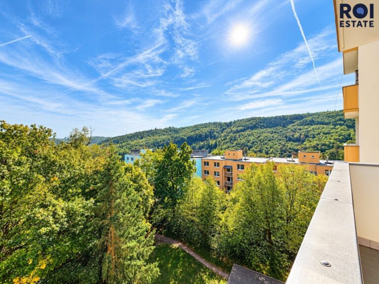 Prosluněný byt 2+1 (50 m²) s balkónem a výtahem v Adamově – Družstevní