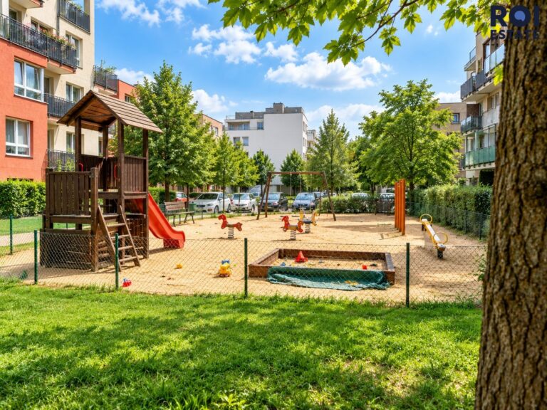 Stylové 2+kk s balkonem a garážovým stáním – Praha, Zakšínská