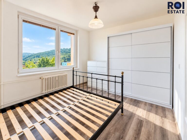 Prosluněný byt 2+1 (50 m²) s balkónem a výtahem v Adamově – Družstevní