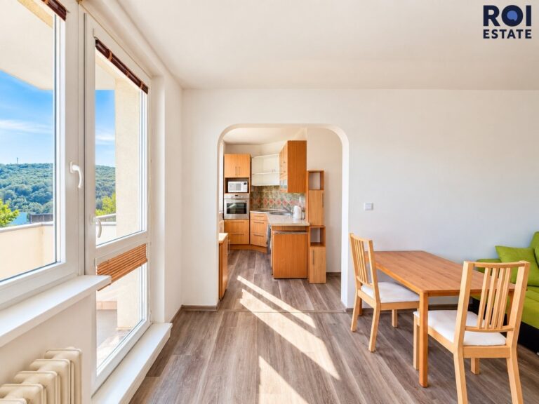 Prosluněný byt 2+1 (50 m²) s balkónem a výtahem v Adamově – Družstevní
