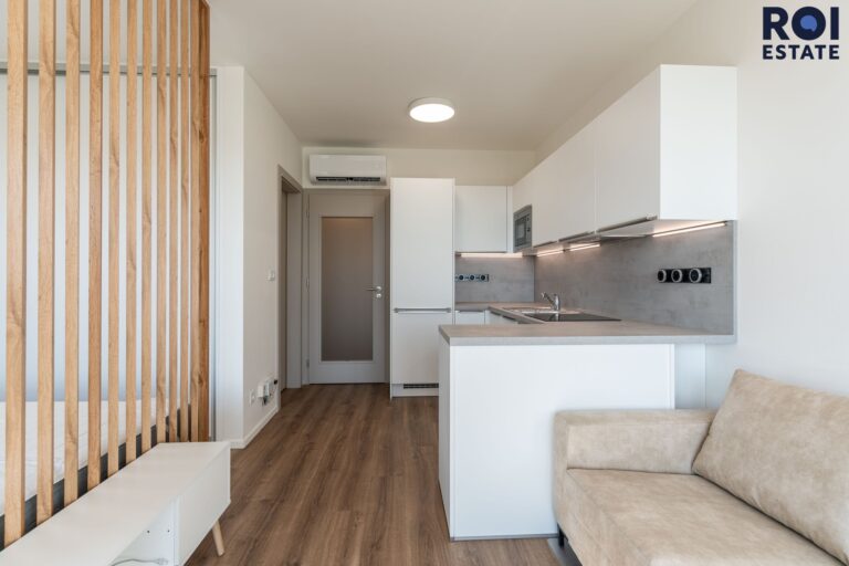Pronájem nového, kompletně vybaveného bytu 1+kk, 35 m² s lodžií a parkingem – Praha, Černý Most