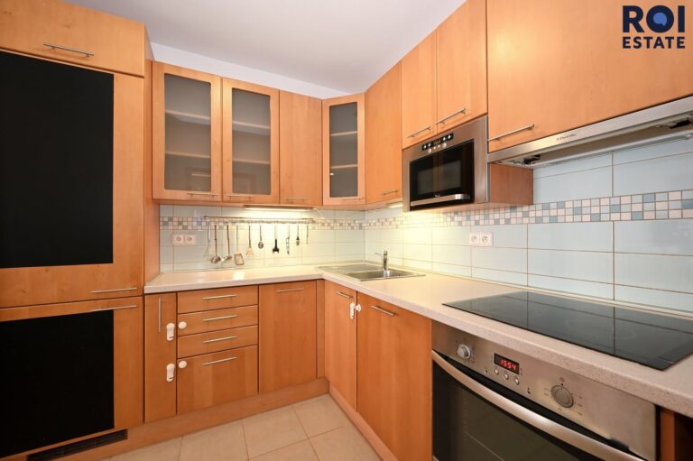 Pronájem kompletně zařízeného bytu 2+kk 65 m² s balkonem a parkovacím stáním, Praha – Libeň