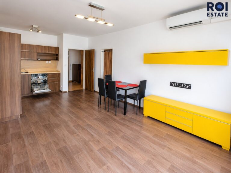 Stylové 2+kk s balkonem a garážovým stáním – Praha, Zakšínská