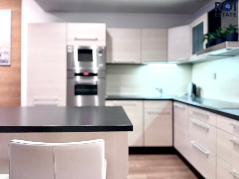 Pronájem vybaveného bytu 3+kk 85 m², Brno – Staré Brno s krásnou lodžií 11 m2, skladem 2,4m2 a parkováním  12m2
