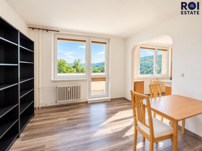 Prosluněný byt 2+1 (50 m²) s balkónem a výtahem v Adamově – Družstevní