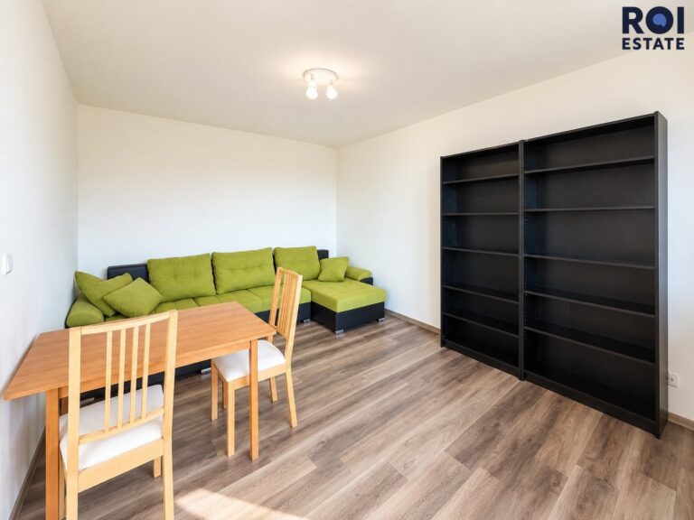 Prosluněný byt 2+1 (50 m²) s balkónem a výtahem v Adamově – Družstevní