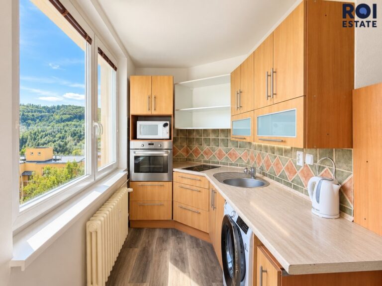 Prosluněný byt 2+1 (50 m²) s balkónem a výtahem v Adamově – Družstevní